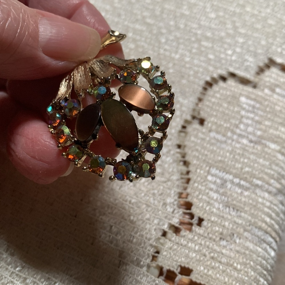 Elegant Gold and Brown Leaf Brooch - Picture 6 of 7